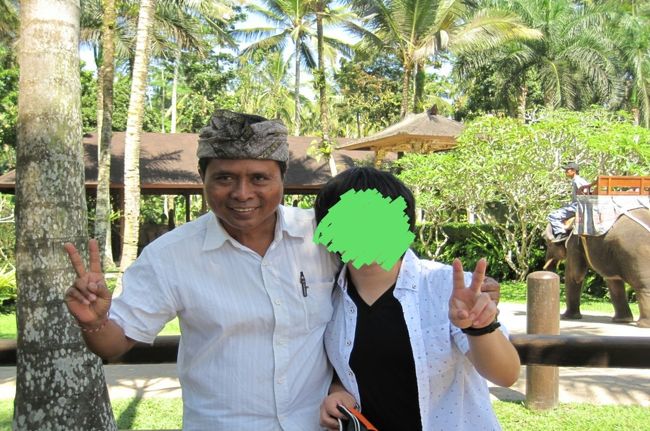 ゾウと一緒に写真撮影できますが、順番待ち中にガイドのヌガさんと王子を撮影。<br />ヌガさんおもしろくてすごくいいガイドさんでした♪<br />ガルンガンの影響で前日に行けなかったところにも時間調節していろいろ連れて行ってくれました！