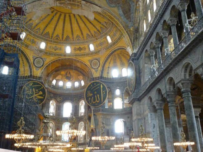 アヤソフィアは工事中で半分は見学できず。。。