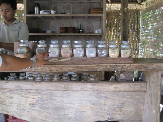 いろんな味のコーヒーやレモンティー、ジンジャーティーなどを試飲させてくれます。<br />ジャコウネコのルアックコーヒーのみ、1杯RP.50,000でした。<br />