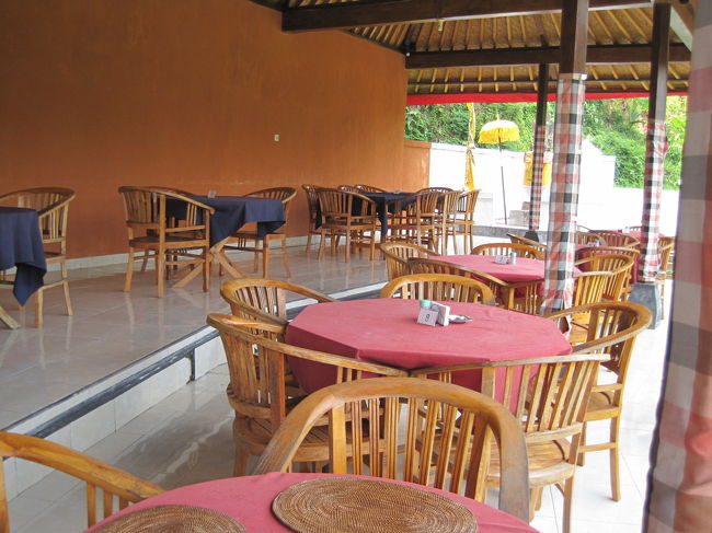 ランチも少し移動してライステラスが見えるカフェに連れて行ってもらいました。<br />11時すぎくらいに着いて、お客さんはわたしたちだけでした。