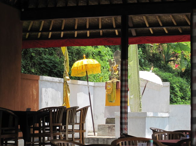 奥の方には祭壇のようなものもありました。