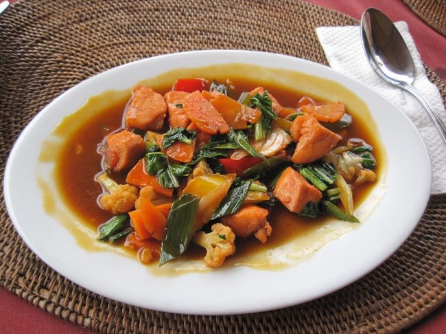 あれ？ヌガさんの説明を聞いて、鶏肉の唐揚げみたいなやつを頼んだような・・・<br />でも食べたら大正解！うまー( ﾟдﾟ)<br />でも名前が分からない(笑