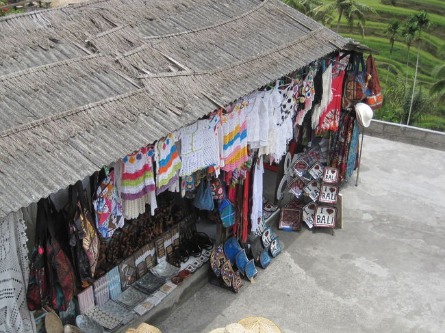 寄らずに来たけど、おみやげやさんもありました。