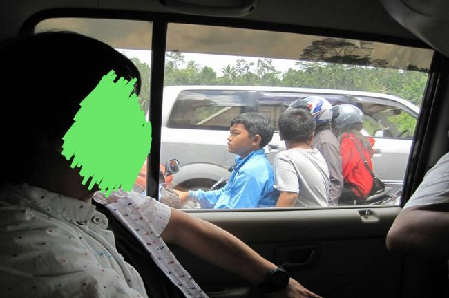 観光地なので車とバイクでごった返してましたが、こんな子供もバイク乗るんです！しかも3人とか4人で！！<br />ヌガさんの話だと、無免許で乗ってる子供もいっぱいいるらしいです(^_^;)<br />