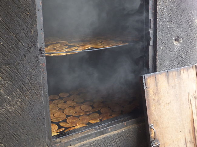 お次はヌガさんのすすめで、アタ製品の工房＆お店に行きました。<br />車を降りてすぐに、工房の人がマニュアル通りであろう、片言の日本語で(笑)アタから製品を作る過程を簡単に説明してくれます。<br /><br />この窯で編んだアタ製品を燻していて、開けると燻製のような匂いがします。