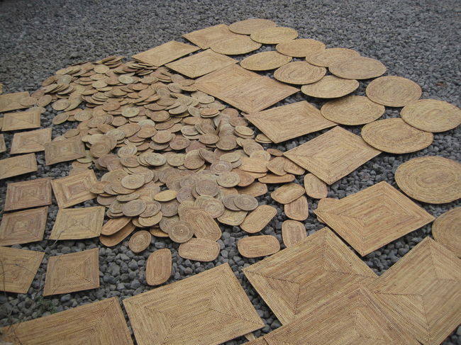 燻し終わった物を乾燥させてます。