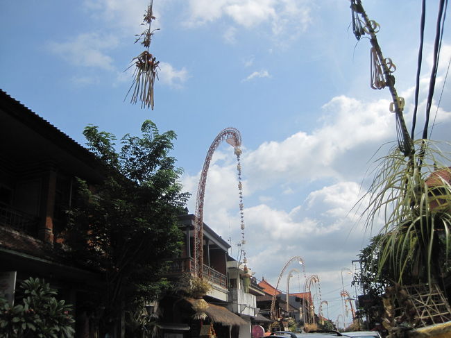 ウブドの街の方に移動です。お盆の時期は、家や店の前に竹で作った長〜いペンジョールという飾りを飾るそうです。旅行中はずっと見かけました。<br />ひとつひとつ細かいところが違っていて、車の中から見てるのが楽しかったです。