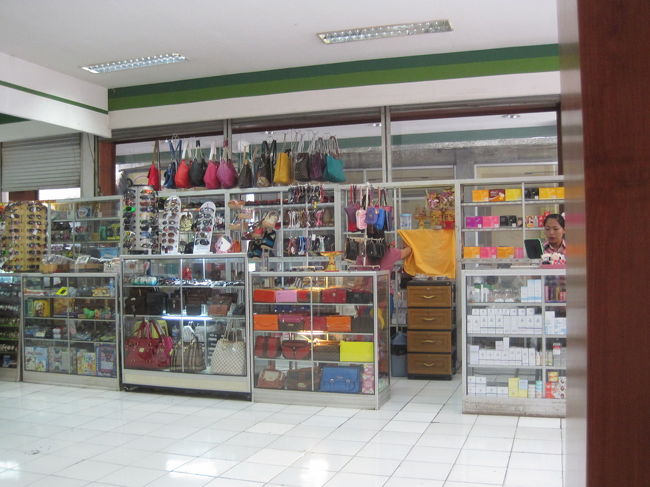 ここでヘアビタミンも買いました。<br />かわいいけどやる気の無さそうなお姉さんたちが店番をしてます（笑）<br /><br />ローカルなものもあれば、完全に観光客用のお土産もたくさん売ってました。