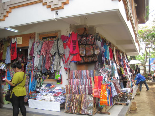 少し時間に余裕があったので、ウブド市場ものぞいてみることに。<br />市場だけあってごちゃごちゃしてました。