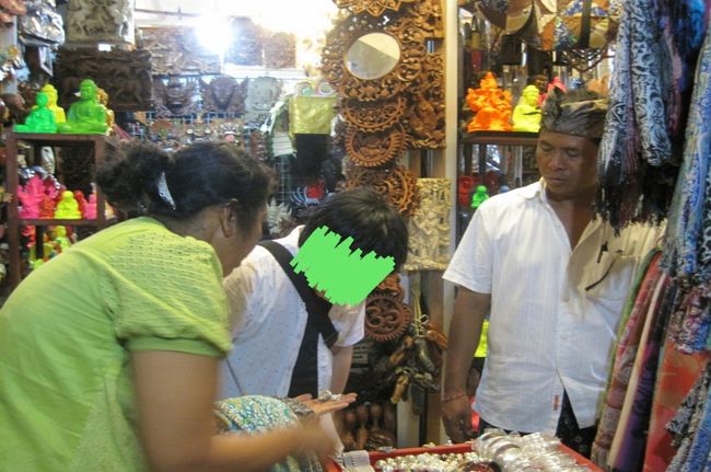 このオバサンが強敵！<br />うまい具合に言いくるめられそうになってたじたじの王子と、ガッついてくるオバサンにドン引きのヌガさん（笑）<br /><br />すごいしつこかったけど、ちゃんといらないって断った王子、えらいえらい(^^)