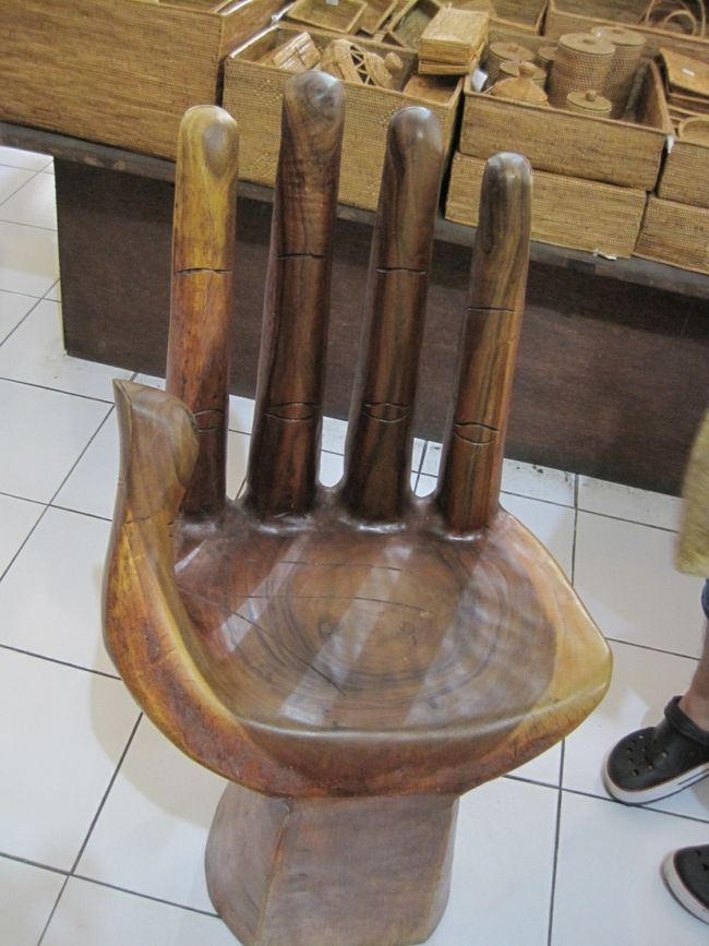 途中で寄ったおみやげやさんのイス。<br />