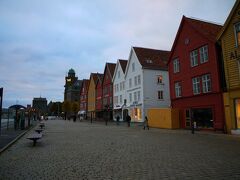 ブリッゲン地区

このあたり一帯が世界遺産なんですね。
港に面して２０軒くらい木造の建物が続いています。
古い石畳の道を向こうまで歩いてみる事に。