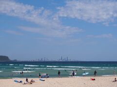 海の向こうにサーファーズパラダイスのビル群が見えます。
お天気はいいし、ここで一気にテンションが上がります。
今日は日曜日なので、ビーチも駐車場も人がいっぱいでした。