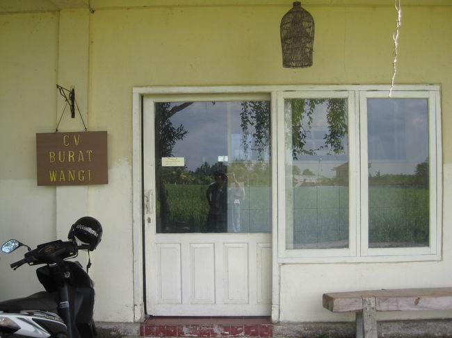 着きました〜☆<br />入り口を覗くと、中のお姉さんが来て案内してくれました。<br />靴を脱いで2階に上がります。<br />お客さんは他に誰もいませんでした。<br /><br />石鹸の香りや効能？が日本語で書かれた説明書を見ながら石鹸を8個購入です。