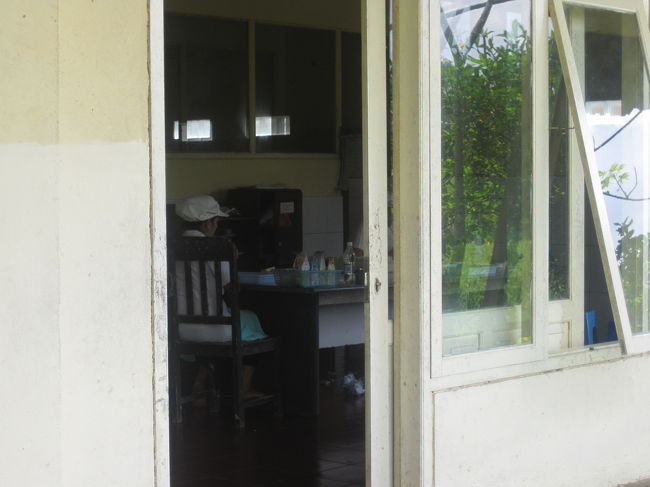 1階ではお姉さんたちが作業していました。　帰り際にかくし撮り。