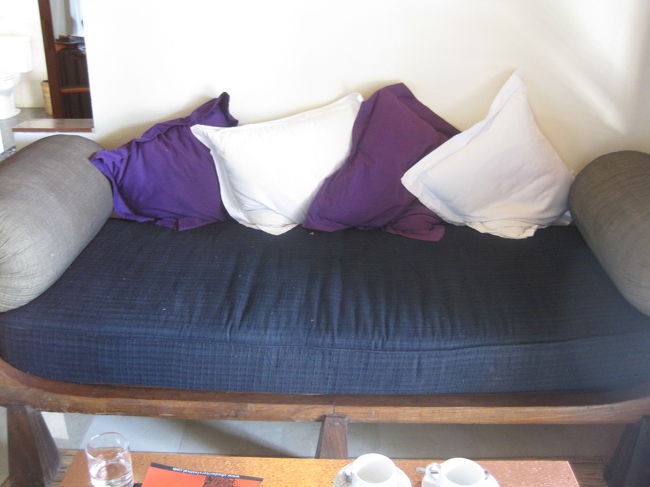 お出かけの前にチェックアウトするので、撮り忘れたところを撮影しました。これはテレビの前のソファです。クッションもふかふかで、ごろ寝に最適です。