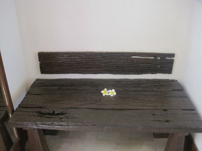 こちらはスーツケース置き場。<br />お庭に落ちていたお花を飾ってみました。