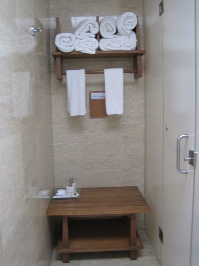 チェックアウト後でしたが、チェックアウトしてからお迎えまで待つためのラウンジがあるので、そちらに案内してもらいました。<br />このラウンジには無料で使えるシャワールームがあるので、さっそく汗を流しました。<br /><br />シャワールームは男女別で2か所あります。<br />こちらは脱衣場で、タオルがたくさん用意してあります。シャンプー、リンスもちゃんとあります。<br />