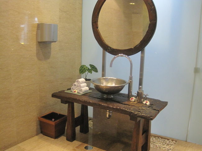 洗面台もあります。<br />後ろのくもりガラスの向こうがシャワーです。<br />洗面台の向かい側にはトイレが2か所あります。