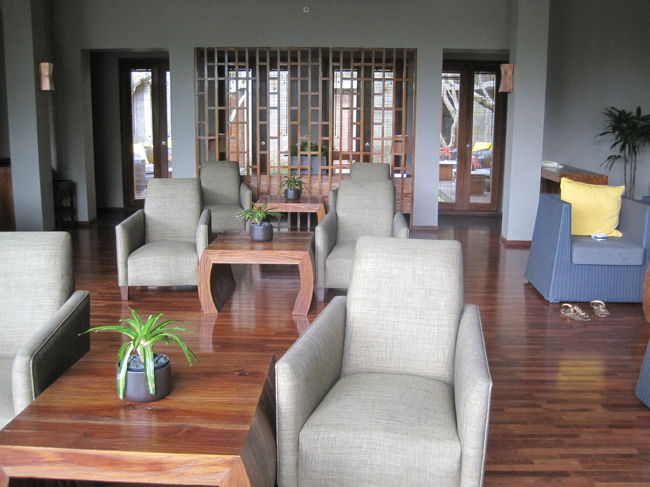 シャワールームがある方の部屋。<br />こちらは窓が開いていると気持ちいい風が入ってきて、明るいです。<br />ここでお迎えまでくつろぎました。