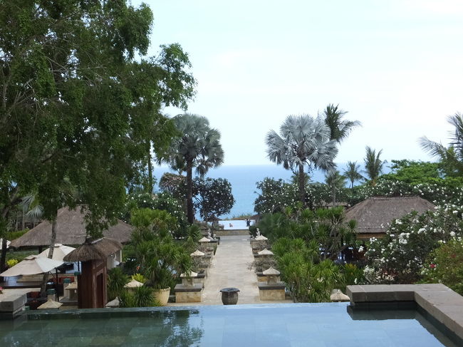 予定よりもスムーズにアヤナリゾートに到着です。<br />入り口のセキュリティゲートからロビーまでが本当に遠い！車でも結構時間がかかります。<br /><br />ロビーから海が見えて、ウブドとは全然違う景色です。