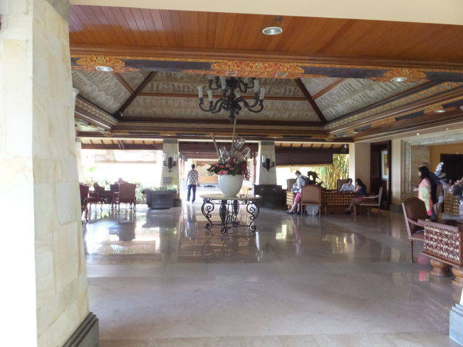 ロビーも広ーい♪<br />いろんな国の人がたくさん来ていました。