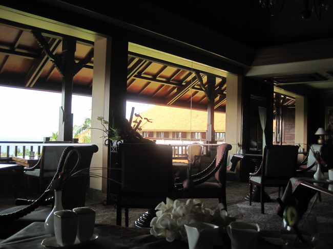 クラブルームなので、ロビーからクラブラウンジに移動してチェックインです。<br />チェックイン後、まだお部屋の準備ができていないとのことで、ラウンジで飲み物を飲みながら待ちました。<br />クラブラウンジのお兄さんたちが本当に優しくて、滞在中は何回も来ました。