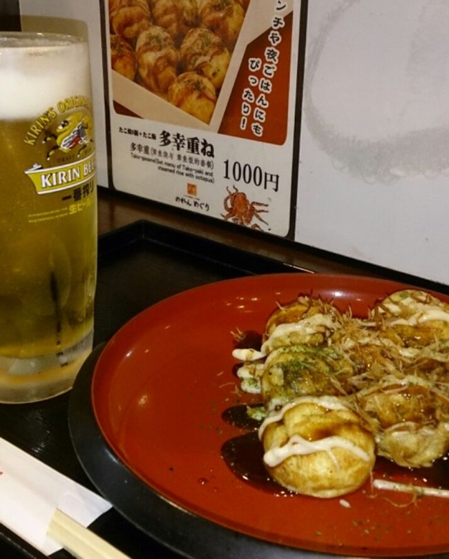 出張の時など何度か来たことあるんですが、いつも中央のフードコートのテーブルで食べていたので、今回初めてカウンターでいただきました♪<br /><br />熱々を用心し、2個目まではお箸で切って食べたんですが、少し安心して3<br />個目を丸まま口に入れて一口噛んだら…あとはご想像におまかせします(笑)。<br /><br />「たこ焼きは  冷めてみえても  まだマグマ！」  <br /><br />でもたこ焼きは熱々が一番！<br />やっぱり美味しかったです♪