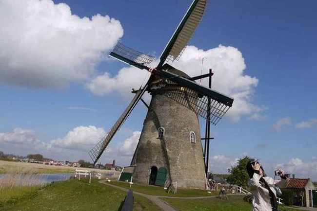 　キンデルダイクの風車群<br /><br />今は風車としての役割は果たしていないけど<br />１９基立ち並ぶ風車もお見事。<br />世界遺産に登録されている。