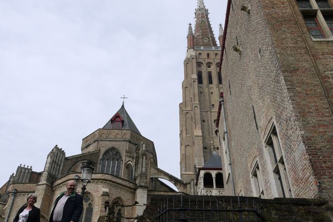 <br />ブルージュの街並みも　とっても素敵だった<br /><br />　ここにも<br />　人々が　自然と集まってこられる　すてきな広場があり<br />　建物も中世の街並みをそのままにのこされ<br />　運河クルーズをしながら　見上げるけしきも<br />　すばらしかった。<br /><br />　どこから見ても　どこにたっても<br />　カメラのシャッターをおしたくなるような・・・<br />　絵になる光景ばかりで　もっとゆっくり　のんびり<br />　散歩したかったなぁ〜。