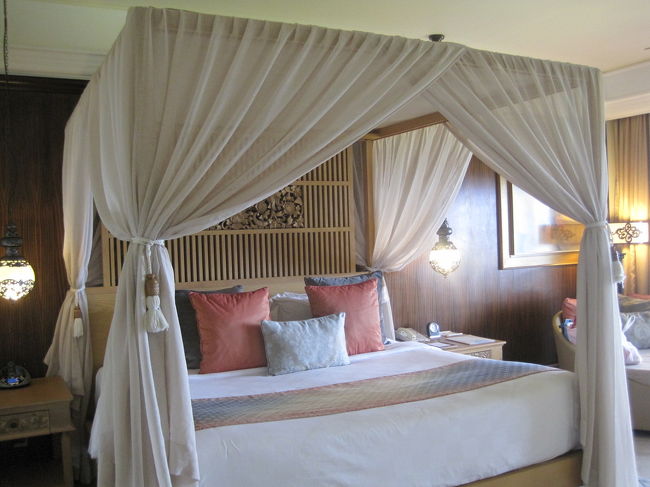 こちらがお部屋のベッドです！<br />クッションの数にびっくり( ﾟдﾟ)<br />すごーくふっかふかでした♪