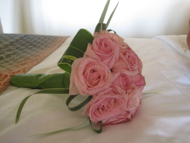 ドアを開けると、カウンターの上に花束がありました！<br />かわいいピンクのバラです☆