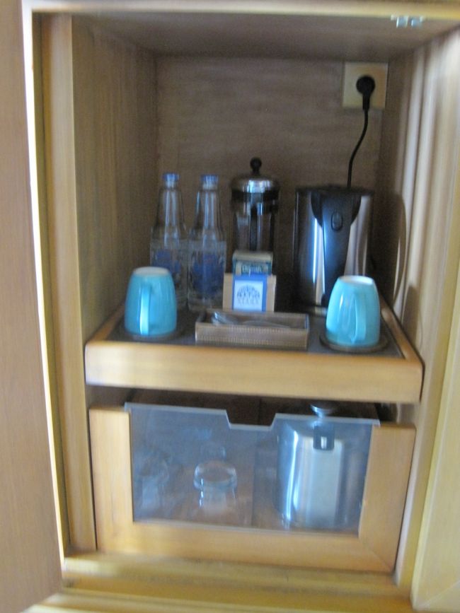 テレビの下にはポットやお水が置いてあります。