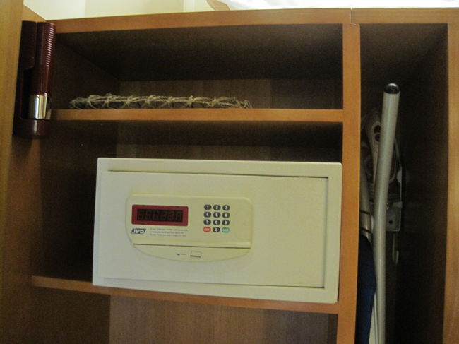 クローゼットを開けるとセキュリティボックスやおでかけに使えるバッグなどがあります。