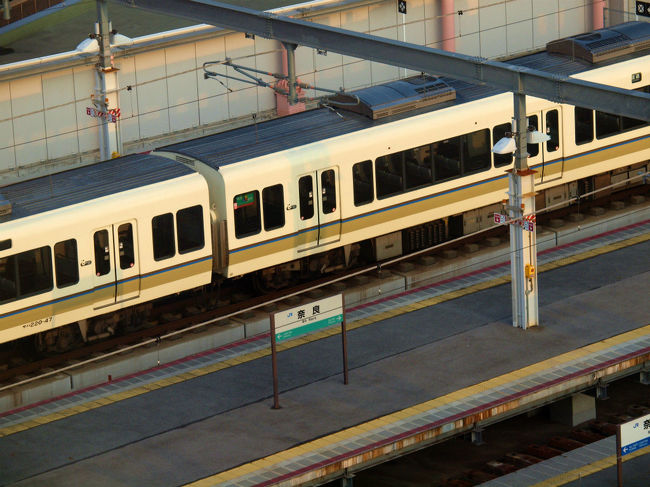 奈良駅もそろそろ<br /><br />　電車も走りだすでしょう。