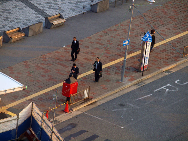 駅に向かう　サラリーマンさんたち<br /><br />　　　ご苦労さん