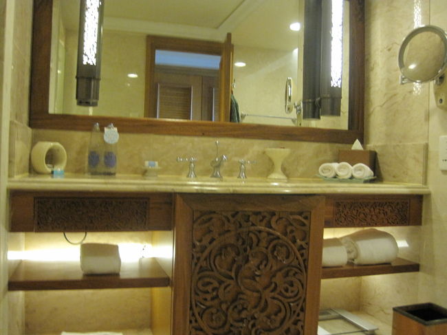 洗面所です。タオルはたくさん用意されていて、拡大されてうつる鏡もありました（笑）<br />使いませんでしたが、アロマポットもありました。