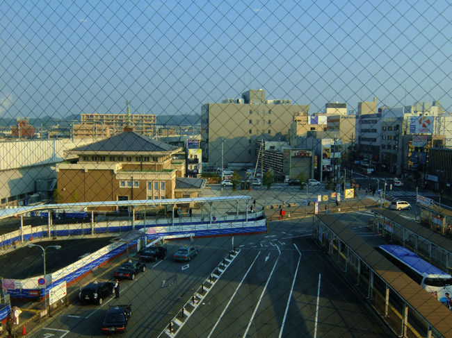 窓のガラス越に