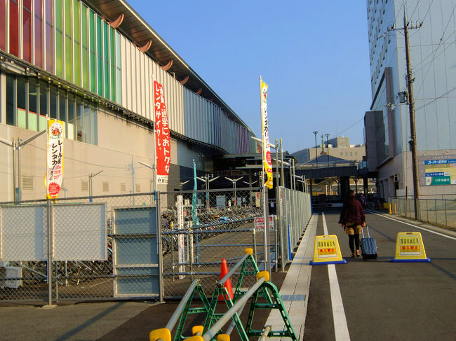 まだ　時間があるので<br /><br />　表へ<br /><br />　　奈良駅東口の自転車置き場付近で<br /><br />　一緒に　今日　お借りするレンタカーの事務所が有ります。