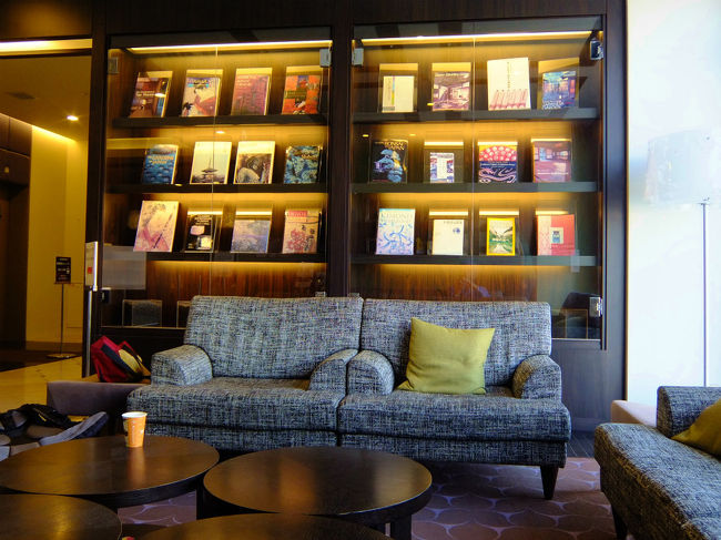 ホテルに戻り<br />　<br />　　ロビーで新聞を読む