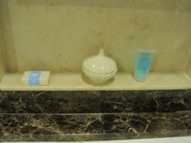 左から石鹸、バスソルト、バスジェルです。