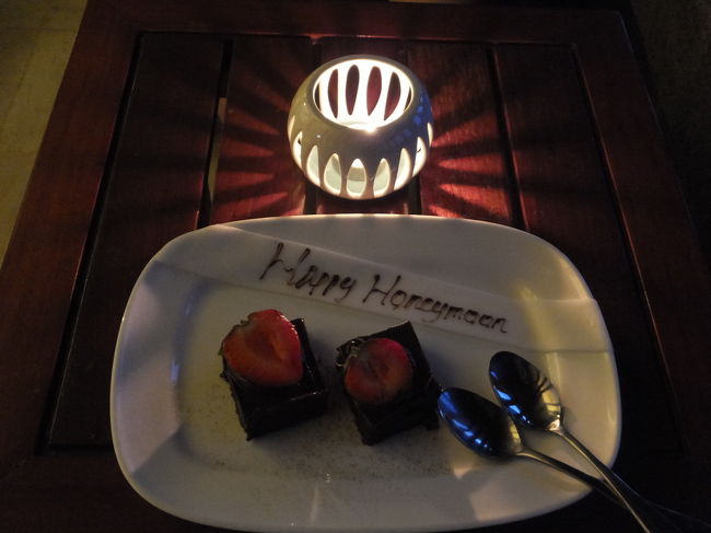 部屋に戻ると、花束が置いてあったカウンターに小さいチョコケーキがありました。<br />これもハネムーン特典みたいです。ベランダのテーブルに持って行って、キャンドルに火をつけてシャレオツに撮ってみました☆
