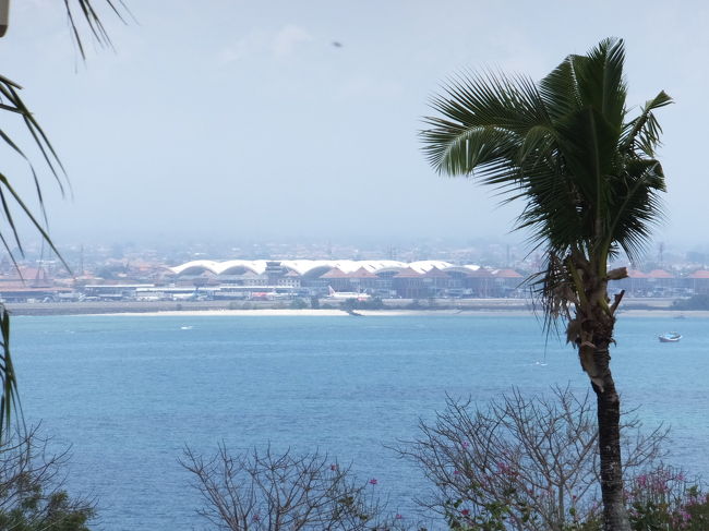 日中は新しい空港がデジカメのズームでこんなにハッキリ見えます！<br /><br />夜はクラブラウンジで軽く食べて、部屋でダラダラしました。ラウンジでは飲み物も全部無料なので、ノンアルコールのカクテルやお酒も少し頼みました。すごくおいしかったです(^_^)<br /><br />明日はバリコレクション＆プールに行きます！