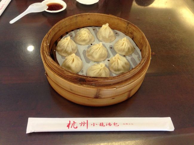 その後は小籠包を食べにタクシーで移動。<br />「杭州小籠湯包」に行きました。