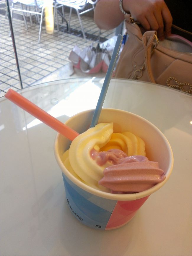 度小月の隣にあるアイス屋さんへ。<br />量り売りでした。