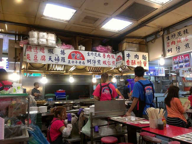 いろいろウインドウショッピングした後、地下の美食街でお食事をすることにしました。