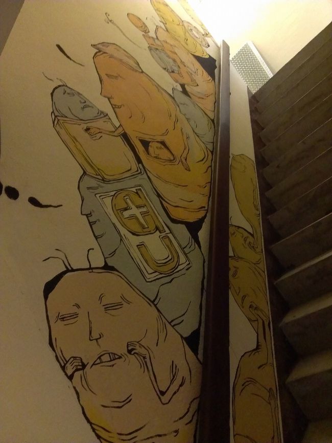 ホテルの階段。<br />怪しい絵が描いてある…