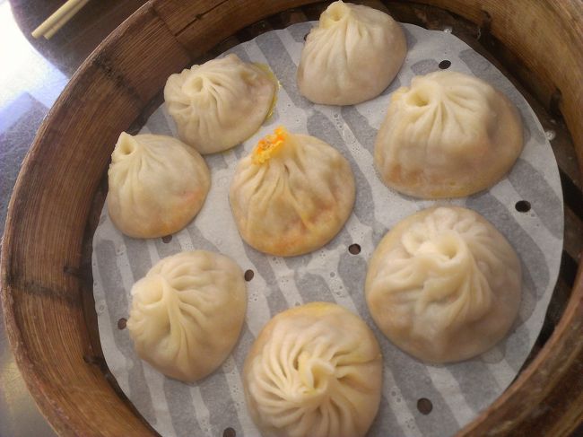 普通の小籠包のほかに、かに味噌小龍包も頼みました。