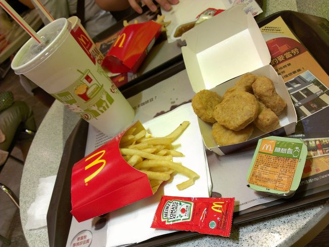 この日も台北地下街でショッピング。<br />写真は撮らなかったな（´・ω・｀）<br /><br />その後西門のマックへ。<br />やっぱり日本より安いー☆