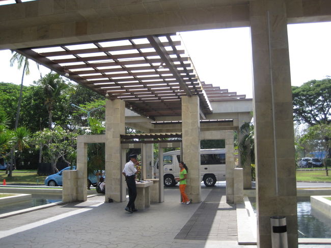 シャトルバスを降りて、セキュリティのゲートをくぐります。<br />入ってすぐにバリコレクションの全体地図がありますが、すごく広いです。<br />様々なメーカーのテナントやスーパー、お土産屋さん、レストラン、マッサージ屋さんなどが軒を連ねていました。<br />そごうもありましたが、広いのに全然お客さんいませんでした（笑）